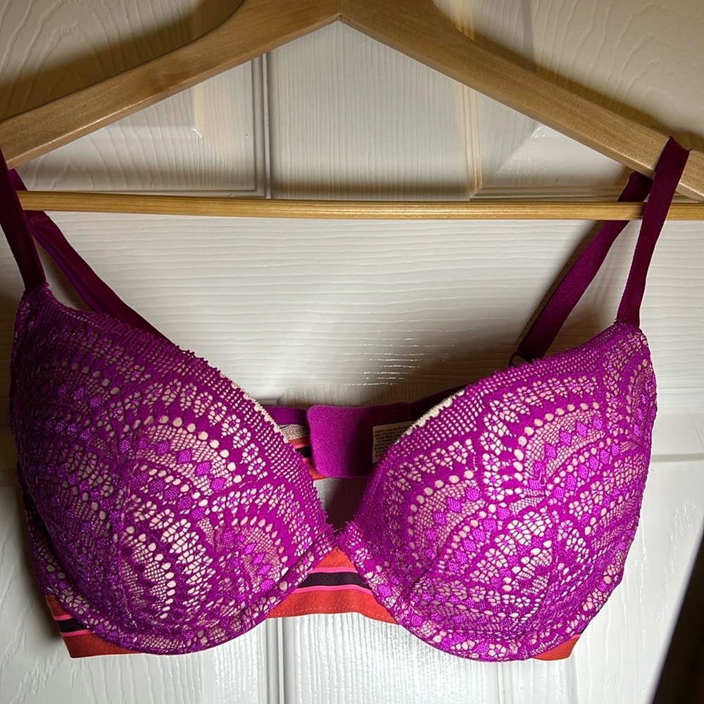 Victoria’s Secret body by Victoria Very Sexy Lightly Lined Plunge 34D underwire
